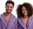 Unterwegs mit dem Luxus-Bademantel: Damen setzen modische Akzente in Sauna und Spa (Foto: AdobeStock - 723977861 Anastasiia)